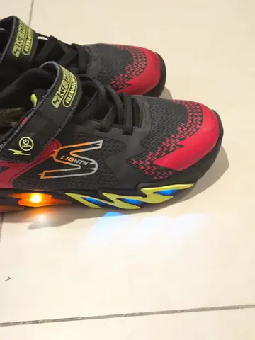 Kids light-up skechers, black with red accents, size approx. 37 Scoocer shoes 38