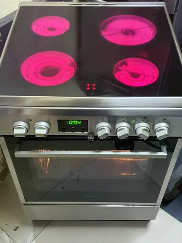 Whirlpool 4Hobs Electric cooker Neat and clean