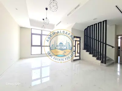 فيلا جديدة كلياً مكونة من 5 غرف نوم، صالتين، مجلسين، غرفة للخادمة، مطبخين، مصعد، موقف سيارات خاص مغطى مخصص للسكان المحليين فقط