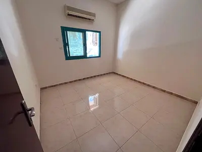 شقة غرفتين وصالة للإيجار السنوي في ثاني صف على كورنيش عجمان. تتميز بمساحة كبيرة وتقسيمات ممتازة، بلكونة بإطلالة رائعة، طابق أرضي، وشقة مضيئة بالكامل