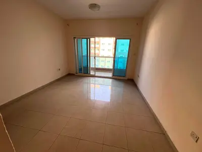 غرفة ماستر_ بمساحة كبيرة_2حمام_تكيف مركزي_ بلكونة_ خزائن بالحائط_سهل المخرج للشارقة ودبي