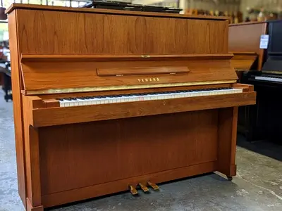 Yamaha Upright Piano in Good Condition - Classic Wood Finish