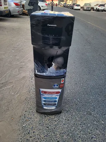 Bottom load water dispenser