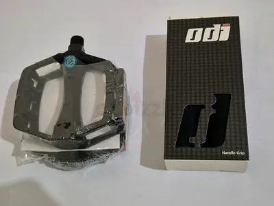 Bicycle flat pedals + ODI handle grips – new, unused set