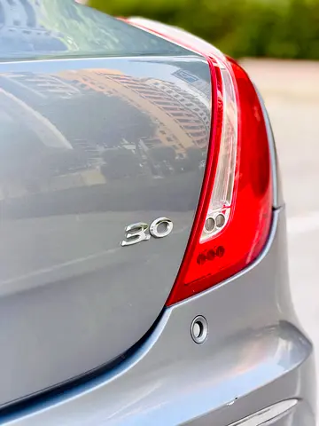 صورة 9 لـ 2014 Jaguar XJ