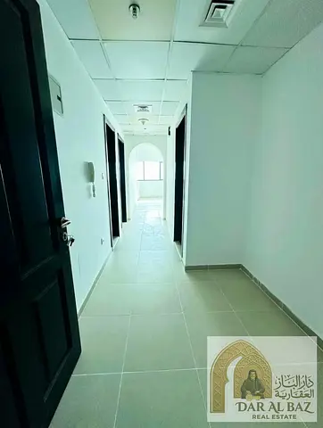 اكبر مساحه غرفه وصاله بالشارقه مع جيم مسبح خزائن بالحائط اقرب مخرج لدبى بالقرب من نستو ماركت على بعد خطوات من دبى