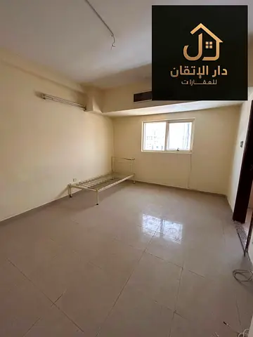 غرفة وصالة للإيجار السنوي في النباعة | تكييف مركزي | مساحة واسعة | 25,000 درهم