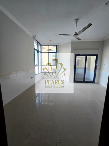 3 غرف + غرفة خادمة وغرفة غسيل معزولة للبيع في أبراج الخور، 4 حمامات، 2 بلكونة، خزائن بالحائط، مساحة 2,366 قدم مربع، مؤجرة حالياً (ينتهي العقد أغسطس)،