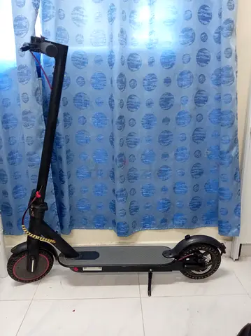Used electric scooter - good condition, foldable kickstand
