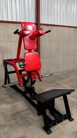 HAMMER STRENGTH
PLATE LOADED V SQUAT -