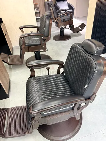Vintage-style leather barber chair — sturdy professional salon chair 5 AVAILABLE
