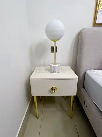 Set of 2 Off-White Bedside Tables with Gold Legs (40x48x56 cm). 500 DHRMS