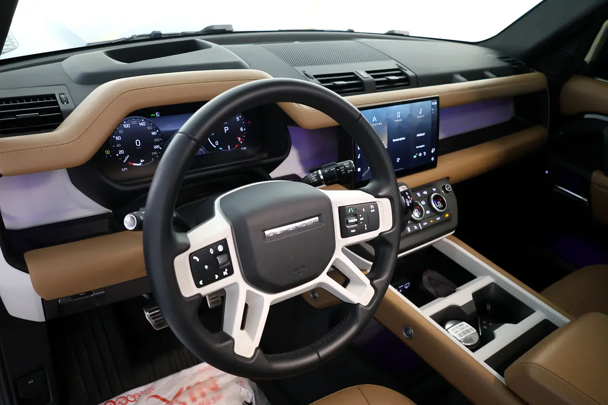 Land Rover Defender 2025