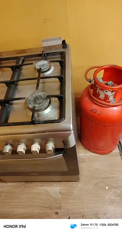 Used stainless steel gas cooker with oven + gas cylinder