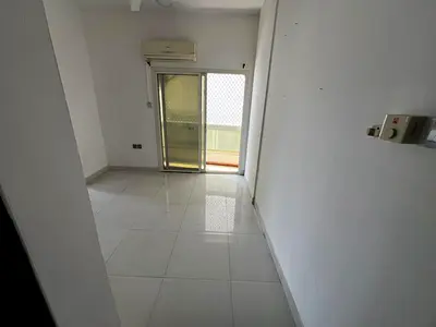 مساحه كبيره ببلكونه إطلاله ممتازه في النخيل تاني صف كورنيش عجمان نظام التكيف والتبريد اسبليت