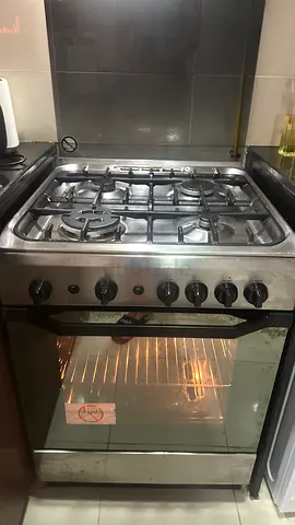 Stainless steel 4-burner gas cooker with oven - used