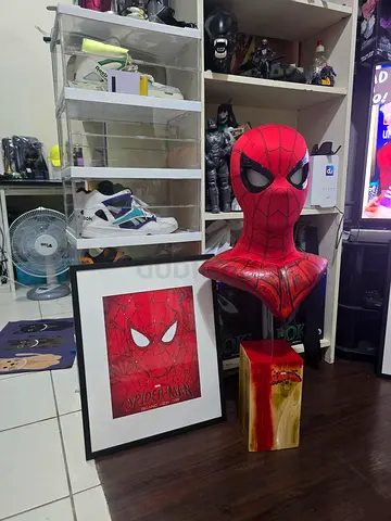 Spider-Man bust and framed print collectible set