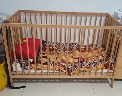 Wooden Baby Crib / Cot in Good Condition With Mattress