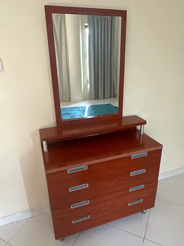 Wooden Dresser with Large Mirror and 4 Drawers