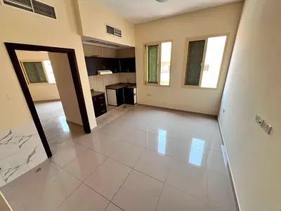 سكن عائلي - غرفه ماستر - مطبخ امريكي مفتوحه - تكيف مركزي - صيانه فري - سهله المخرج للشارقه ودبي