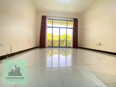 Western Style Studio With Separate Kitchen, Nice Glass Shower Washroom And Sunny Sunlight Window In