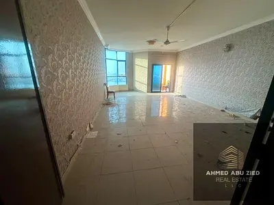 شقة ثلاث غرف وصالة مع غرفة خادمة للإيجار السنوي في أبراج الخور الراشدية 1 بمساحة 2400 قدم وتشطيبات فاخرة بالقرب من جميع الخدمات