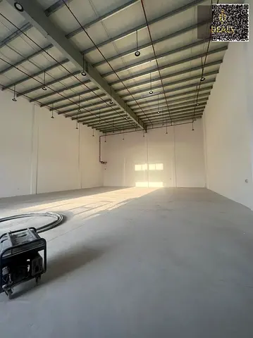 مستودع مميز بواجهة أمامية للإيجار | 5,500 قدم² | كهرباء 50 كيلوواط | ارتفاع 13 متر | مواقف جيدة