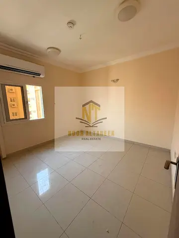 Apartment for rent in the Al Naba'ah area, featuring a bedroom, a living room, and two bathrooms. Amenities include central gas, split air conditionin