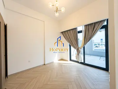 شقة حديثة بغرفة نوم واحدة | أكسفورد 212 JVC | شرفة وإطلالة على الطريق