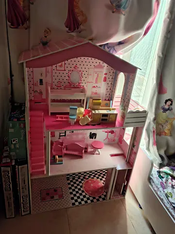 Doll house for kids in excellent condition