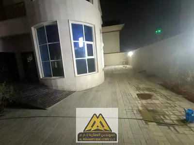 5 غرف نوم مجلس واسع صالتان غرفة خادمة مع خزائن حائط موقع مميز في جميع الخدمات