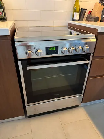 Whirlpool electric oven with stove top - Excellent working condition