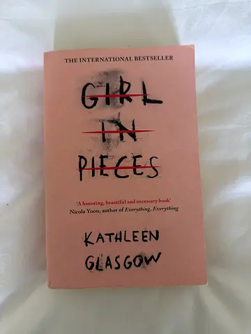 Girl in Pieces by Kathleen Glasgow Paperback