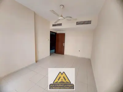 شقة غرفتين وصالة منفصلة بالنعيمية 2 عجمان، مساحة كبيرة، بلكونة، 2 حمام، تكييف مركزي، صيانة مجانية، 33 ألف.