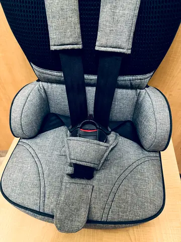 Grey Convertible Child Car Seat (5-point harness)Urban Kanga TV107 between 9 kg and 18 kg 9m to 4Y