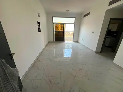 Brand-new first-tenant apartment in Al Mowaihat 3, Al Tallah Street, close to the Saudi German Hospital. Features a spacious layout, master bedroom