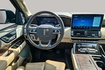 صورة 10 لـ 2022 Lincoln NAVIGATOR