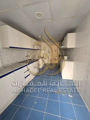 Official bachelor apartment for annual rent in Al Majaz 3, Sharjah. Two bedrooms and a spacious living room. Built-in wardrobes. Two balconies ====