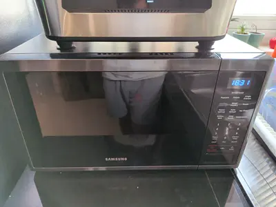Samsung countertop microwave in good working condition
