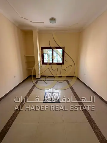 شقة غرفتين وصالة للإيجار السنوي في الخان الشارقة مع صالة منفصلة وخزائن بالحائط و2 حمام موقع مميز قريب من كورنيش الخان والخدمات الدفع على 4 دفعات مناسب