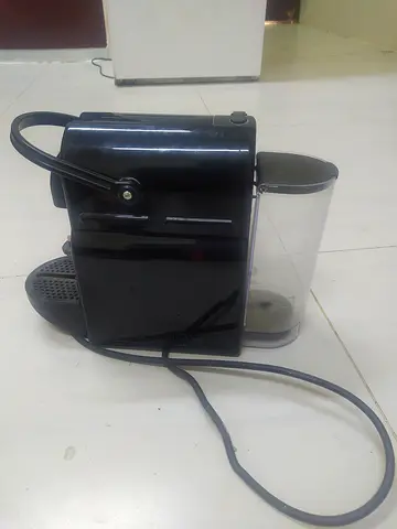 Nespresso Inissia D40 Coffee Machine - Excellent Condition