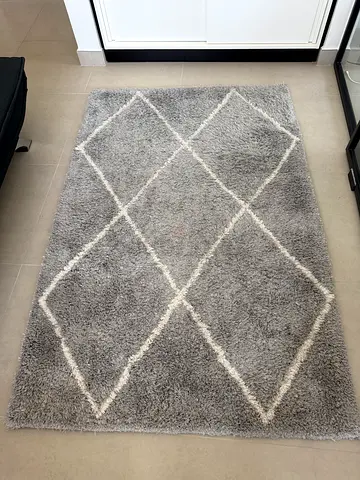 Soft Grey $%&! Rug with White Diamond Pattern - Good Condition