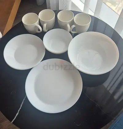 Plates and cups set
