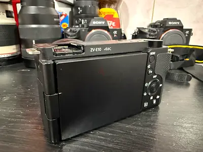 Sony Zve10 mirrorless Camera with kit lens 16-50