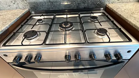 Stainless steel 5-burner gas hob in good condition - Frigidaire