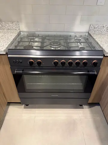 Toshiba 90cm Gas Range with Oven - Good Condition