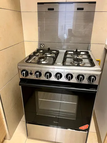 Lightly used gas cooker 4-burner with oven that has not been used - very good condition