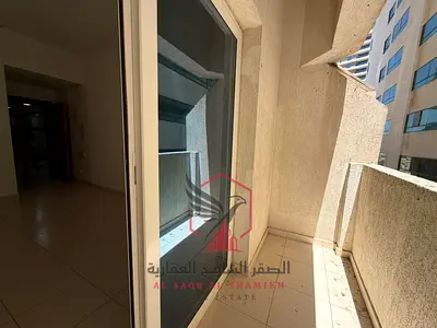 شقة واسعة للإيجار السنوي المجاز3 غرفه نوم وصاله مع بلكون مساحه واسعه تكييف مركزي صيانه مجانيه قريبه علي مخرج دبي