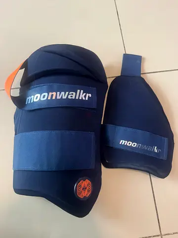 Moon Walker Right hand Batsman Thigh Guard for Adults in excellent condition