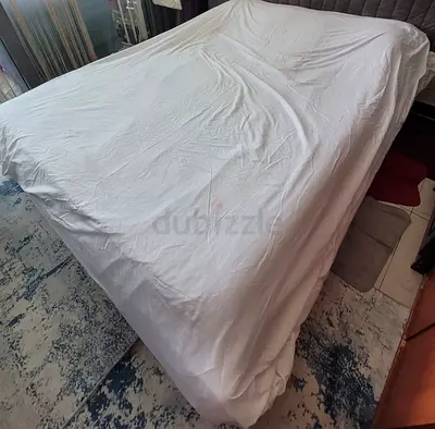 MOVING OUT SALE: Queen size bedsheet